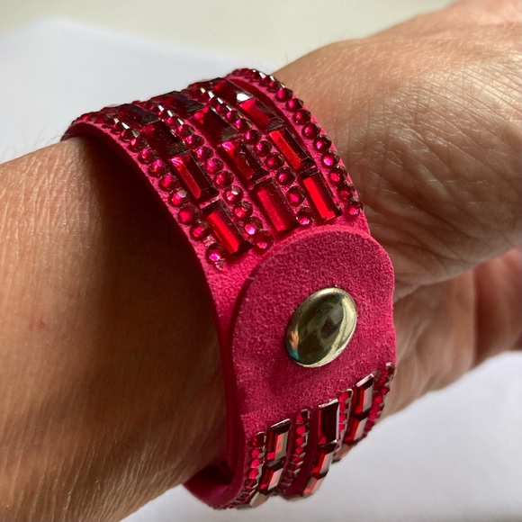 NWT Fuchsia Pink Beaded Snap Bracelet - Picture 3 of 12